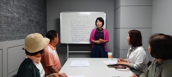  시낭송 강의 중인 김영옥 낭송가 (촬영 김영희)