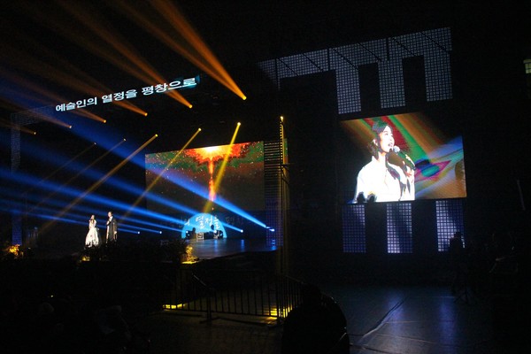 2018 평창동계올림픽 G-50 행사에서 낭송하는 모습                     (사진 제공 : 김영옥 낭송가)