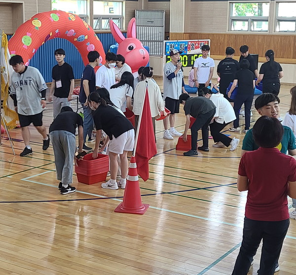 사진제공: 장선혜선생님                         ▲장애아들과 봉사 동아리 학생들이 함께 게임을 하고 있다