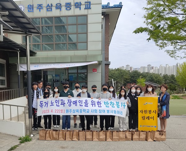   사진제공: 장선혜 선생님              ▲반찬 봉사 활동 (삼육중학교 사회 참여 봉사동아리)