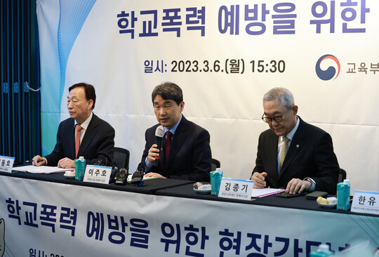 이주호 사회부총리 겸 교육부 장관이 지난 3월 6일 서울 서초구 푸른나무재단에서 학교폭력 예방을 위한 현장 간담회에 참석해 발언하고 있다. (사진=연합뉴스)