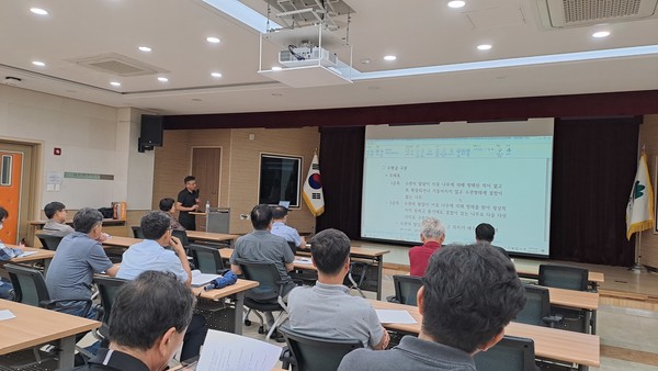 전국에서 모인 수강생을 대상으로 강의 중인 최종근 회장님            (사진: 김영희 촬영)