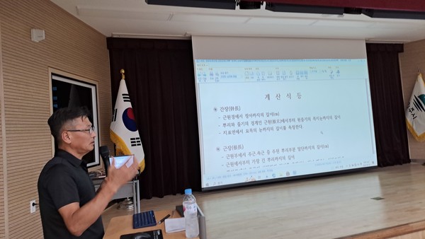 6월 24 ~25일에 있을 자격증 대비 보충 강의를 하는 최종근 회장님             (촬영 김영희기자)
