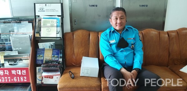 인터뷰를 하고 있는 모범택시 이 현 기사님 (사진=김응섭 기자)