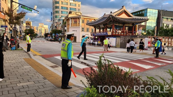 모범운전자회 교통봉사 대원들이 학교 앞 횡단보도에서 등교지도를 하고 있다. (사진 = 이 현 제공)