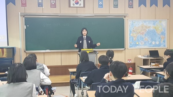          3분 스피치를 하고 있는 학생들 모습 (사진= 원주링컨학교 제공)