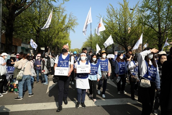   [사진제공:백주현]             ▲ 발달장애인 24시간 지원체계 구축을 위한 집단 삭발 시위