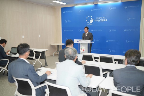       강원특별자치도교육청 신경호 교육감이  강원특별자치도형 마이스터고 추진 계획을 발표하고 있다. (사진=강원특             별자치도교육청 제공) 