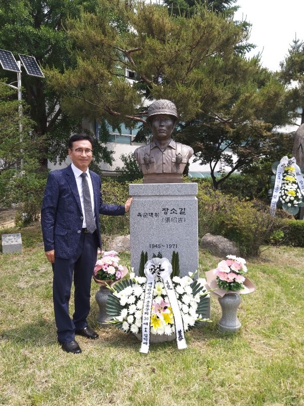                                                                                       모교 교정 장소길 대위 흉상 옆에서