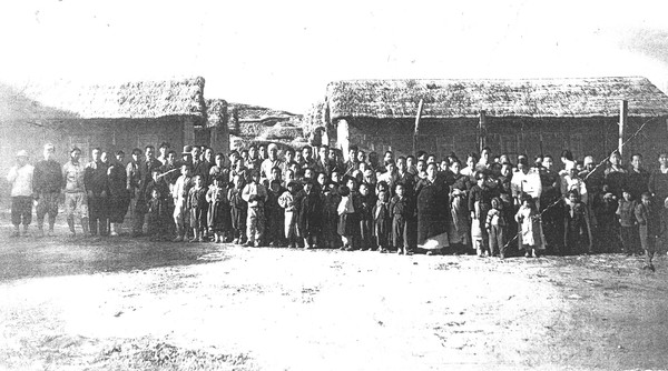 희망촌  건립 후 마을 주민과 이재춘 = 사진 이상호 제공