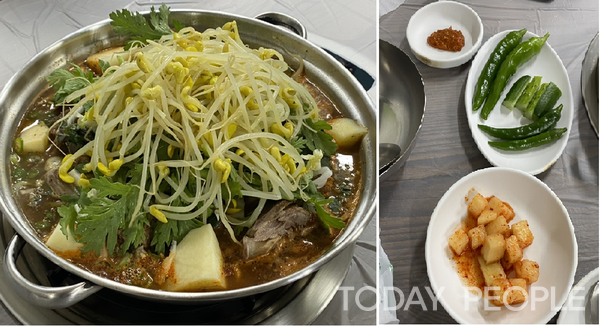  정갈하게 차려진 감자탕과 맡반찬이 입맛을 돋우게 한다. 