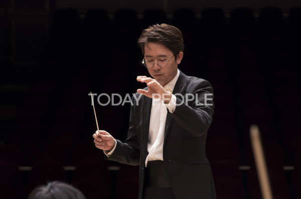                              윤도경 지휘자 연주장면