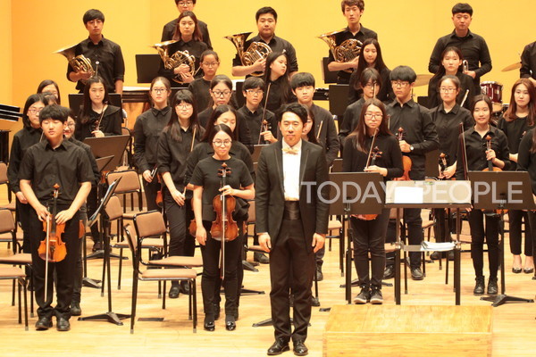                  원주 청소년오케스트라와 윤도경 지휘자