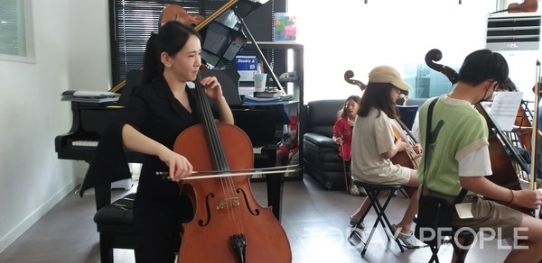  직접 운영하고 있는  아르스노바 음악학원에서 이이들을 지도하고 있는  첼리스트 김연정  님 (사진=김응섭 기자)  