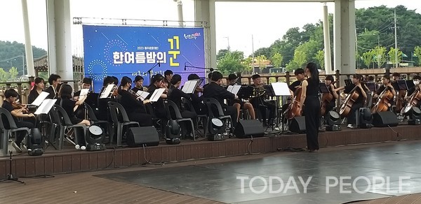   지난 8월 행구동 수변공원에서 열린 '한여름밤의 꾼' 공연 모습 (사진=김응섭 기자)