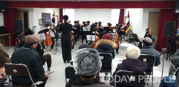  2022년 12월 원주봉합사회복지관에서 열린 위드오케스트라의 찾아가는 연주회에 지역 어르신들이 참석해  즐거운 시간을 함께하고 있다. (사진=위드오케스트라 제공)