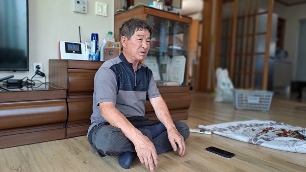 옻 채칠 기능전승자 안영배 님                                                                                                                                촬영: 김영희 기자