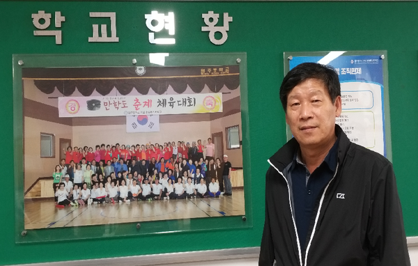  원주중학교붓설 방송통신중학교 교육활동 안내를 해 주신  김태협 교무부장님 (사진-김응섭 기자)