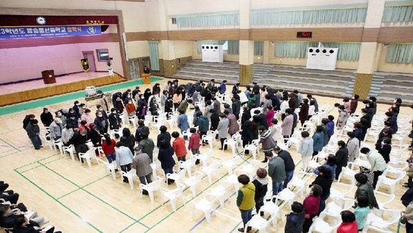  2023학년도 입학식에서 입학생과 재학생이 인사를 나누고 있다.(사진=방송통신중학교 제공)