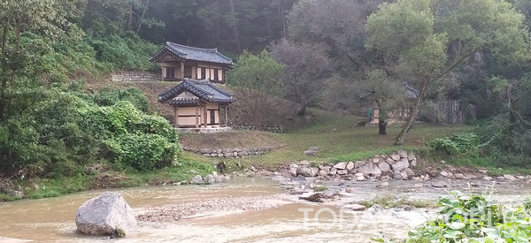   퇴계  선생이 관직에서 물러나 고향인 안동에 내려와서 후학을 양성하던 계상서당. 비가 내려 개울을 가로 지른 돌다리가 물에 잠겨 보이지 않고 있다. 사진=김응섭 가지)