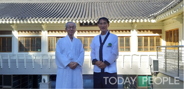   김병일 도산서원선비문화수련원 이사장(사진 왼쪽)과 필자. (사진=김응섭 기자)
