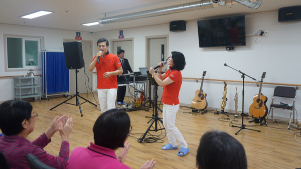 부부의  공연 봉사하는 모습( 사진 제공 꿈&들)