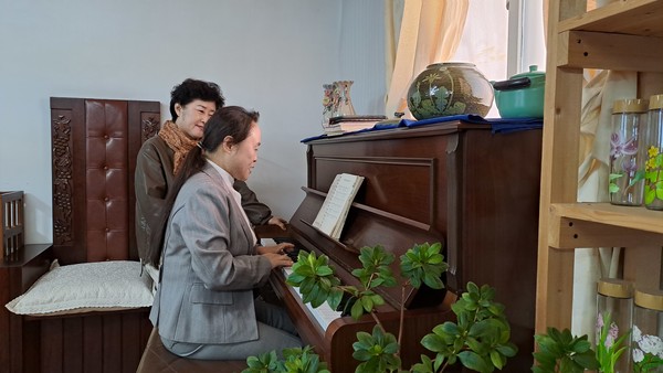                                               피아노 연주를 공부하는 이경옥 목사님                                                   촬영: 김영희 기자