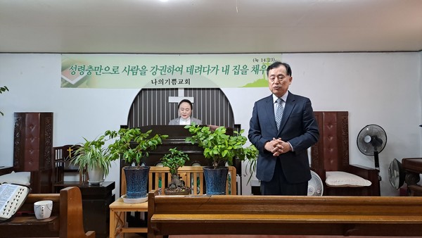                                          기도 중인 장로님                                                                               촬영: 김영희 기자