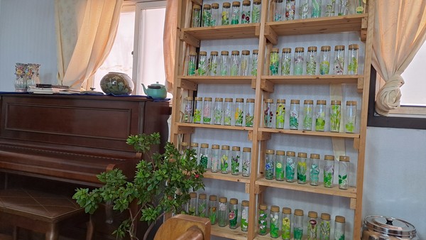                           병에 그린 야생화들, 유화 작품                                                            촬영: 김영희 기자