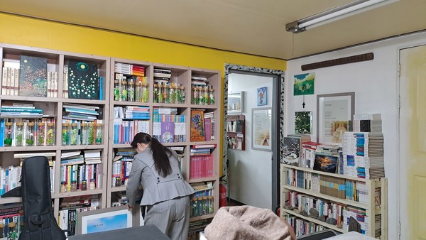                                       어린이 책으로 꾸며진 책방                                                                                     촬영: 김영희 기자