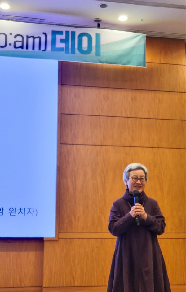 [강연중인 유지현 작가]