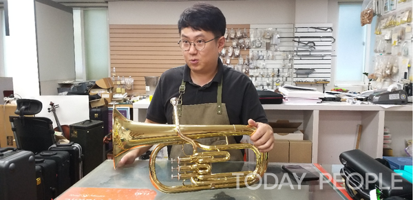  인터뷰를 하고 있는 이이엠 악기사 대표 윤지윤 님 . (사진=김응섭 기자)