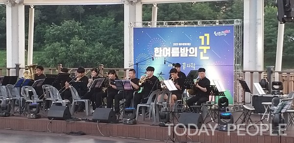  2023 한여름밤의 꾼 공연을 하고 있는 칸타빌레 금관 앙상블 연주 모습. (사진=위드뮤직클래식 제공)