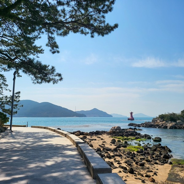 [한산도 제승당으로 가는 길 = 김영통 제공]