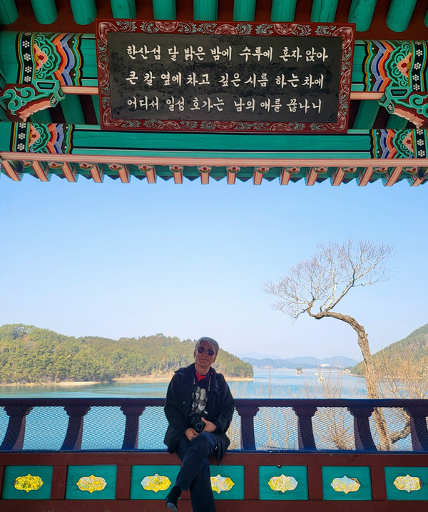 [한산도 수루에 홀로 앉은 필자 = 김영통 제공]