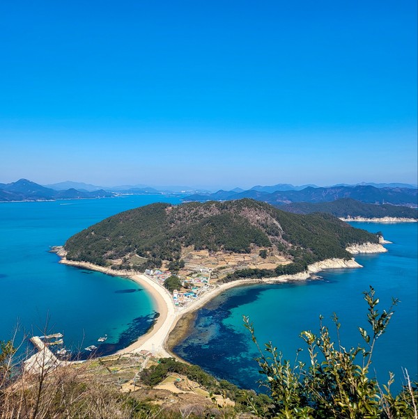 [선유봉 정상에서 바라본 비진(미인)도 전망 = 김영통 제공]