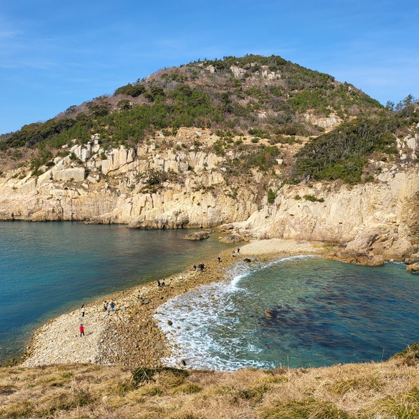 [신비의 바닷길이 열리고 사람들이 건너는 전경 = 김영통 제공]