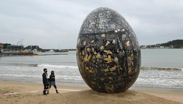 부산 일광해수욕장 해변에 놓인 김경화 작가의 설치작품 '바다가 들려주는 이야기' (사진: 부산일보 제공)
