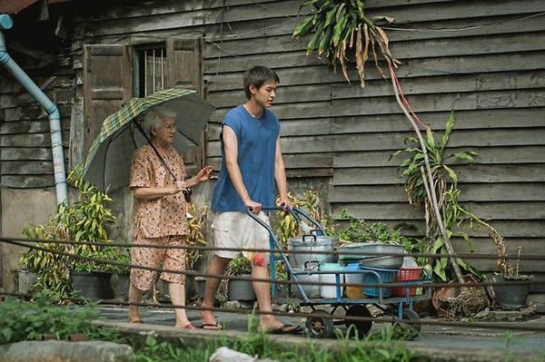 영화 ‘할머니가 죽기 전 백만장자가 되는 법’ 스틸컷 (제공: 엔케이컨텐츠, 네이버)